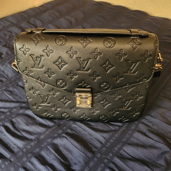 New black Louis Vuitton purse 1900 retail is 2800 - Picture 1 of 8